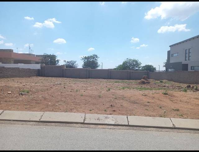 LAND FOR SALE IN WOODHILL ESTATE